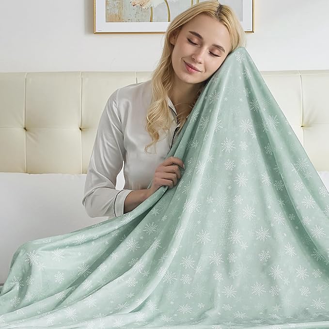 OIGAE Cooling Blanket for Hot Sleepers - Soft & Lightweight Summer Cold Blanket for Night Sweats | Perfect for Bed, Couch, Sofa (Grass Green, Throw 50'' x 70'')