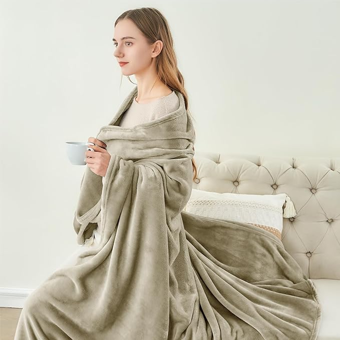 BEDELITE Fleece Blanket Oatmeal Throw Blankets for Couch & Bed, Luxury Plush Cozy Fuzzy Blanket 50x60 inches, Super Soft Warm Lightweight Throw Blanket for Travel Camping